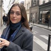 Je suis étudiante à l’essec après deux années de classe preparatoire toute ECE. Je donne des cours de maths du collège jusqu’a la classe préparatoire ECE